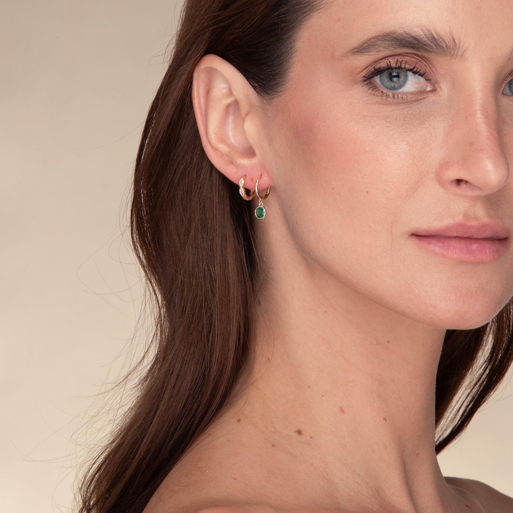 Emerald Circle Dangle Huggie Earrings - Camile & Stone