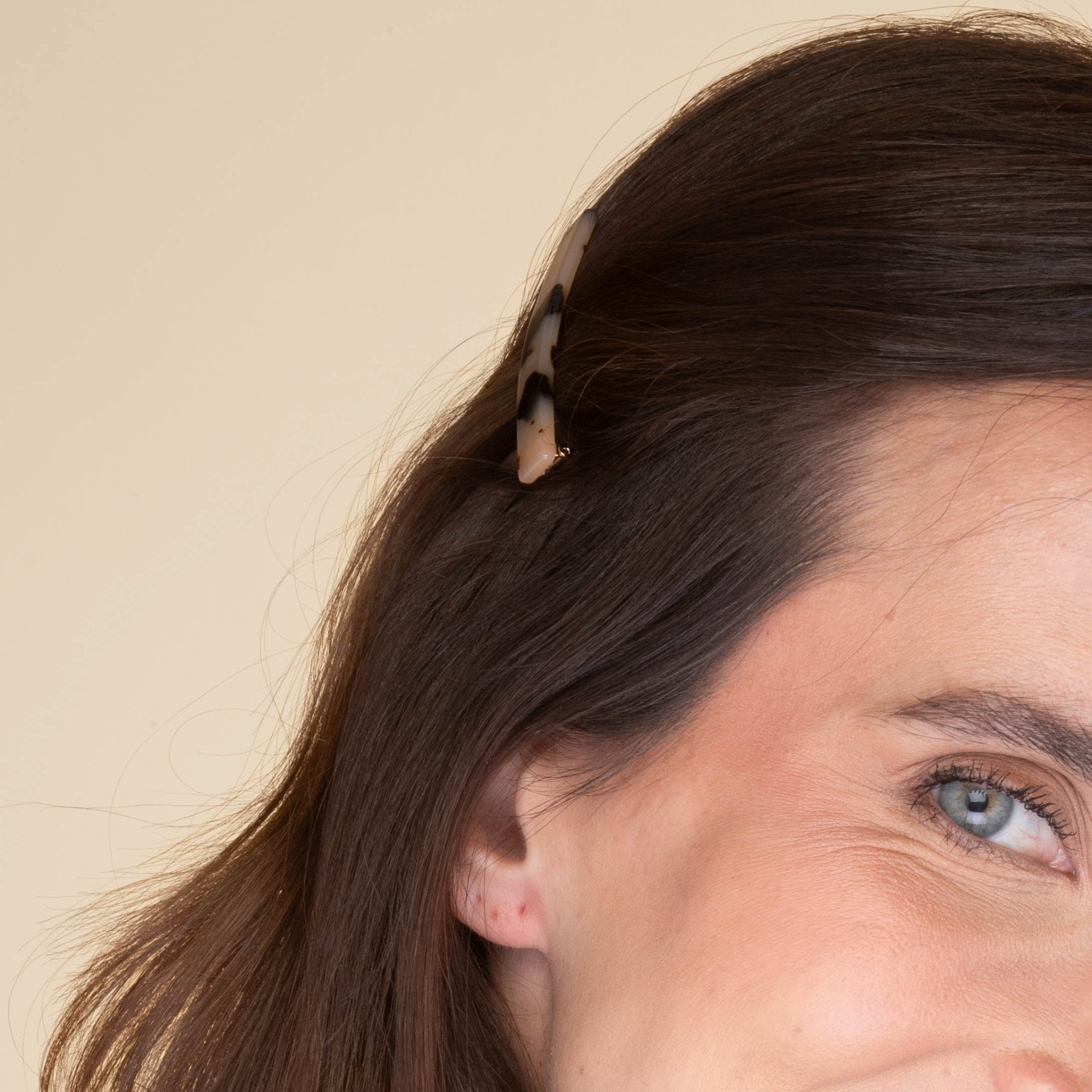 Light Tortoiseshell Bar French Small Hair Clip - Camile & Stone